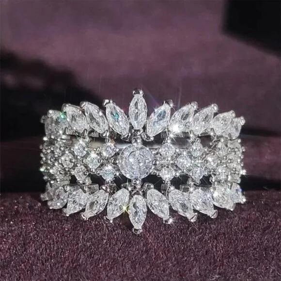 Jewelry - NEW DIAMOND FLOWER LUXURY S925 STERLING SILVER RING, CUTE RING, SHINY RING.
